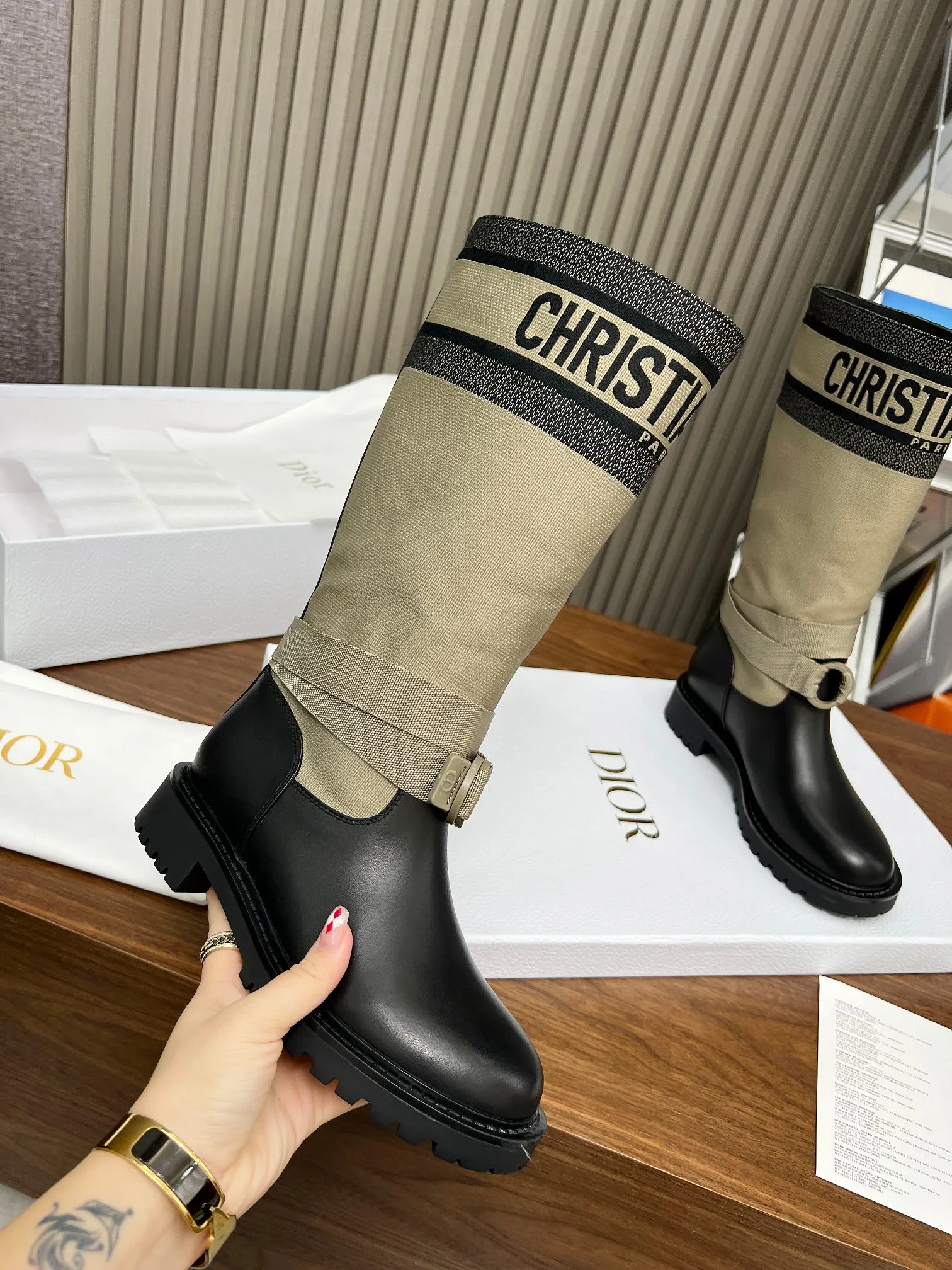 👟👟Ex-factory price 600💯💯Women's shoes, women's clothing, women's shoes, women's clothing, 2024ss highest version Dior Dior autumn and winter boots, retro work boots, slip-on, imported calfskin uppers spliced with the latest imported technology, electric embroidery surface, versatile and slim feet yyds. The shape is three-dimensional and full, full of handsomeness, the upper foot is comfortable, the design style is very novel, perfect details, cool Trendy 💯Trendy outsole Inner lining: Cow lining Outsole: 1:1 molded outsole Heel height: 3.0cm Size: 35-41 (41 customized)